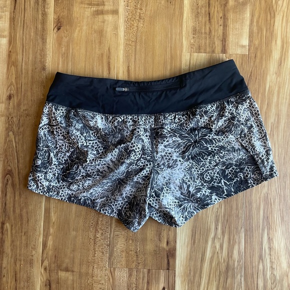 Lululemon 4” shorts - size 8 - Picture 2 of 5
